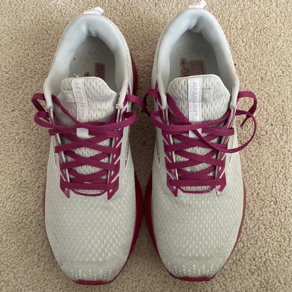 Brooks Levitate 5 Womens size 11